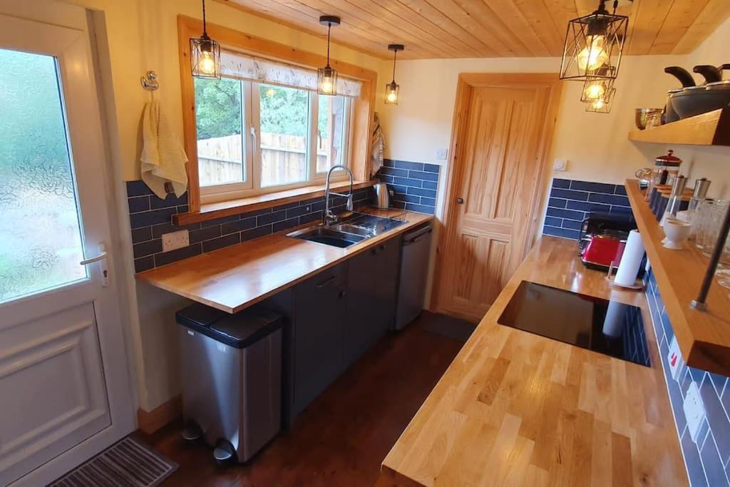 Ty Taf 2 Bed Cottage With Deck & Easy Transport Links カーディフ エクステリア 写真
